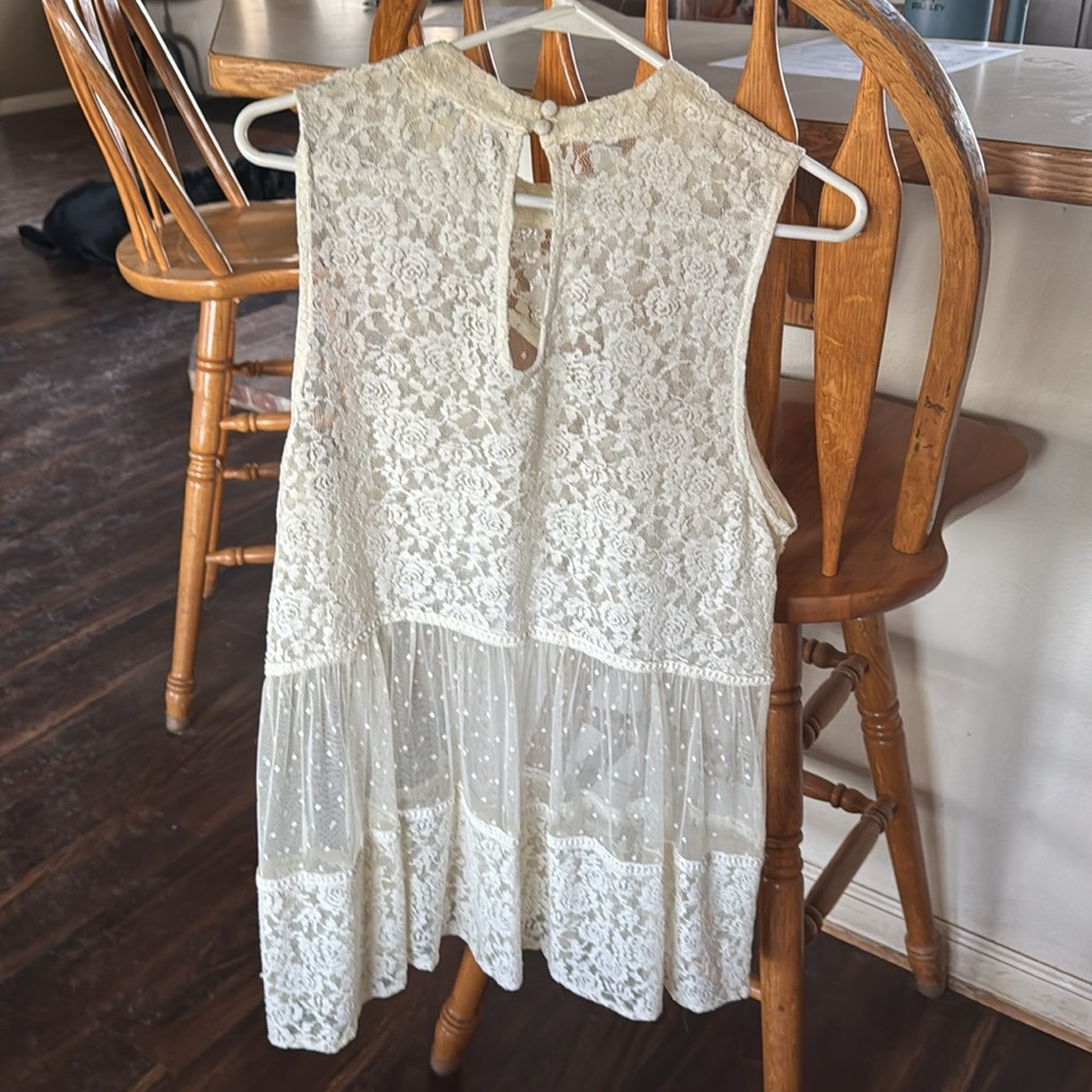 Elegant Lace Sleeveless Top - Picture 2 of 4